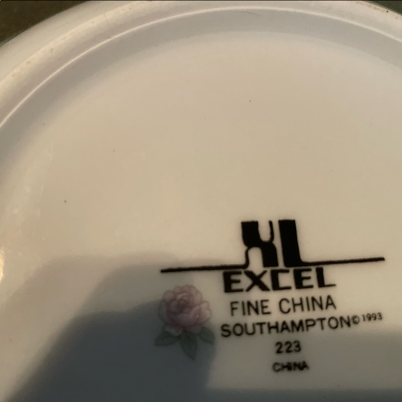 9 Inch Excel Fine China Serving Bowl in South Hampton Pattern - Picture 3 of 3